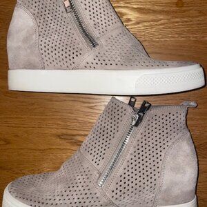 Steve Madden Wavery Perforated Wedge Ankle Boots Booties  Womens Beige Size 9M C